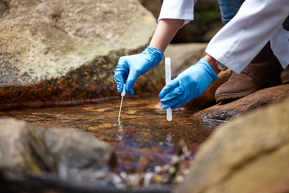 Prélèvement d’un échantillon d’eau dans un cours d’eau